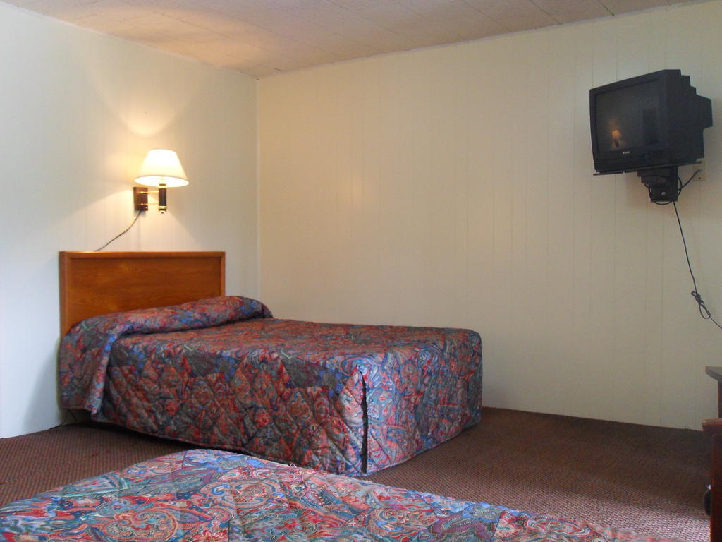 Motel Acorn - Black Mountain
